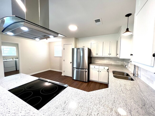 Building Photo - Updated 3 Bedroom Home with All Appliances & Double Garage