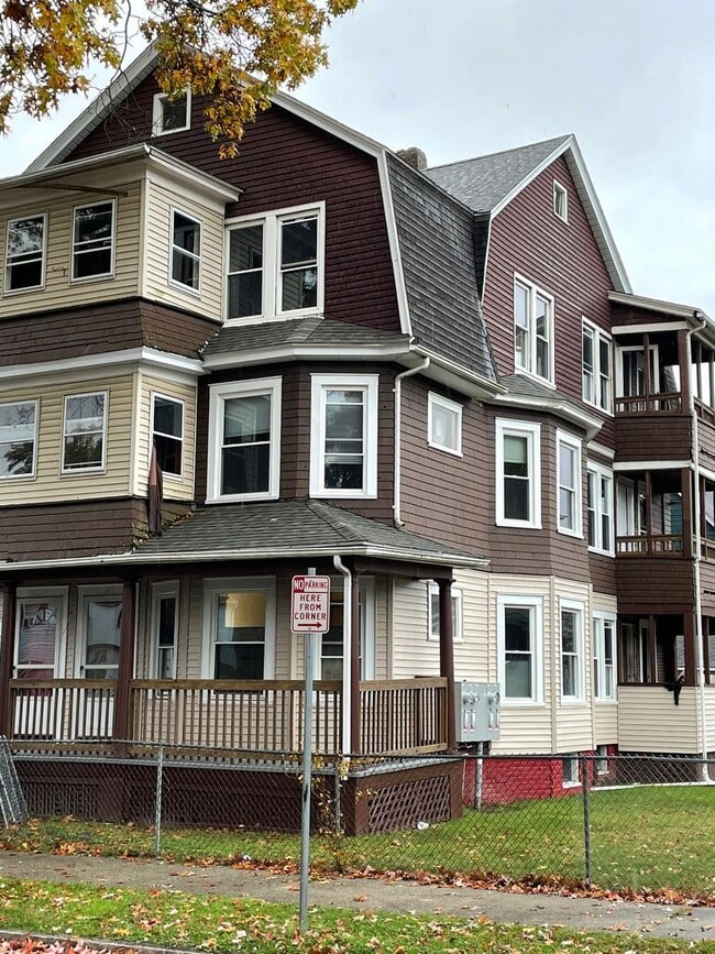 Building Photo - 102-104-104 Kenyon St Unit 102-3