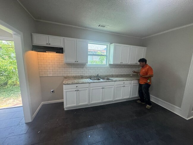 Photo - 1490 Hugenot St