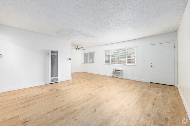 2BR, 1BA - 822SF - Living Room