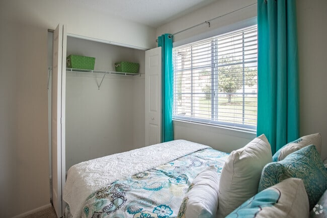 2BR,1BA,-925SF