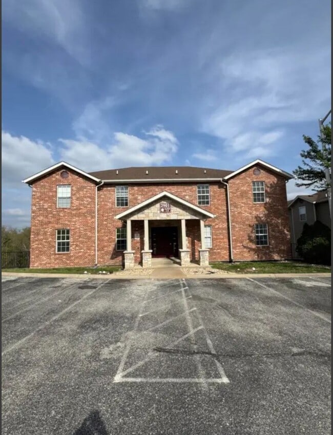 Building Photo - 3 bedroom/2 bath condo Unit #3