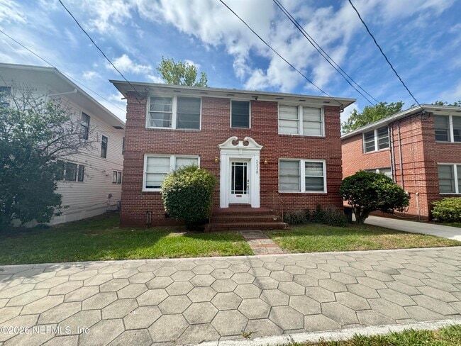 Building Photo - 2338 Oak St