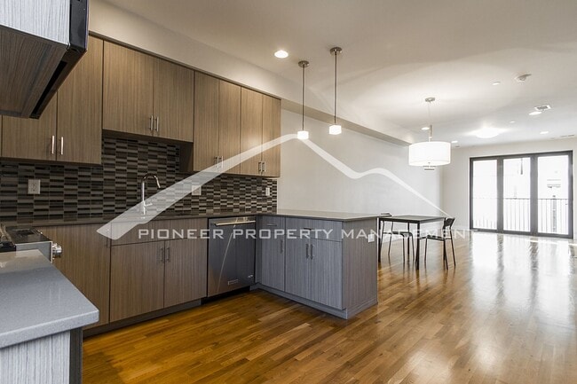 Photo - Georgeous Modern Condo with a Kitchen Fit for a Chef! Unidad 104