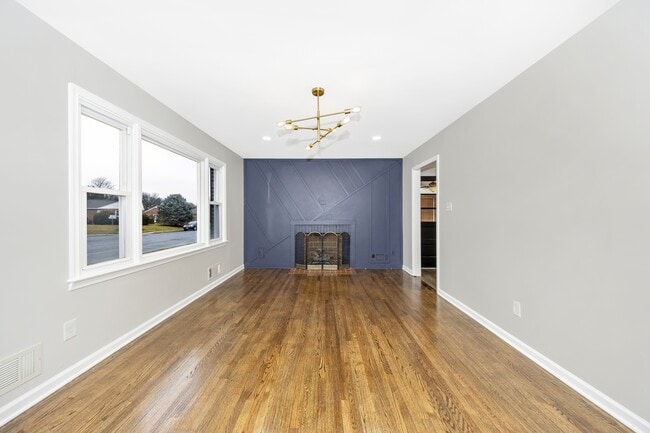 Photo - 406 E 9th St