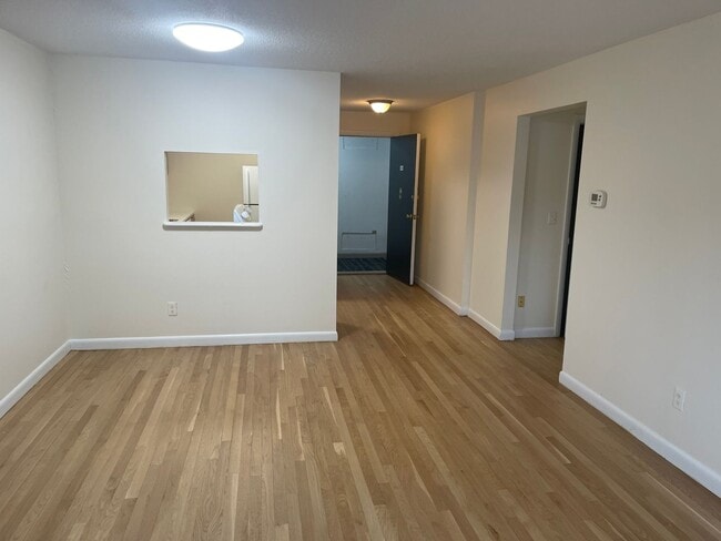 Photo - Modern 1 Bed No Lead HW Inc AC New floors, Dishwasher, elevator ,laundry NICE UNIT!