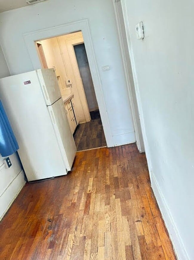 Building Photo - 2-Bedroom, 1-Bathroom Apartment in Converted Quadplex Unit 244-1/2 N. Vine