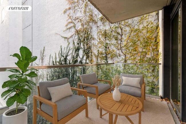 Photo - 555 W 43rd St