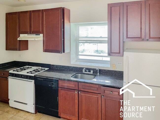 Building Photo - 3924 N Pine Grove Ave Unit 2W