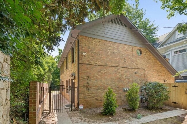 Photo - 759 Myrtle St NE