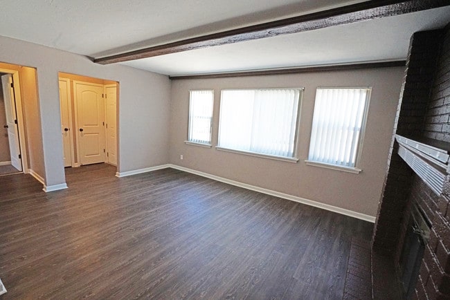 1BR, 1BA - 752SF - Deluxe Living Room and Entry