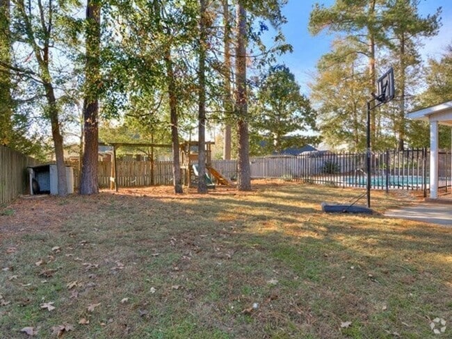 Building Photo - 5 bedroom, 3.5 bathroom home with pool in ...