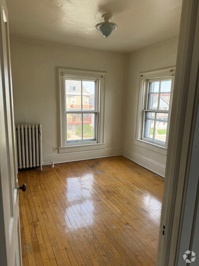 Building Photo - 1658 N Van Buren St Unit 2 Rental