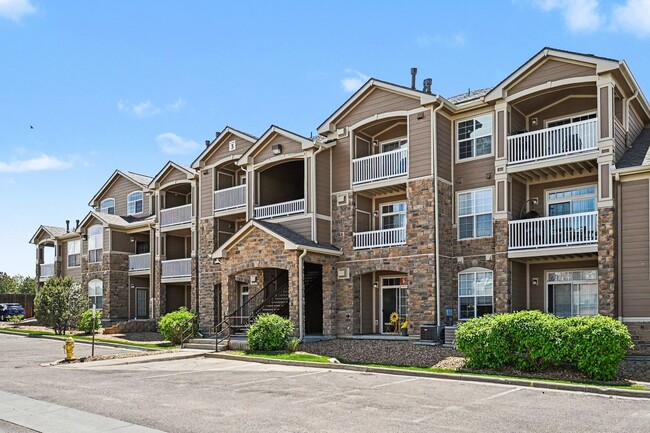 Building Photo - Charming Englewood Condo | 2 Bedrooms, Covered Parking & Community Pool Unit 3204