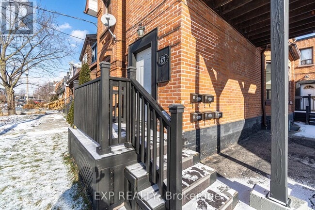 Photo - 677 Durie St