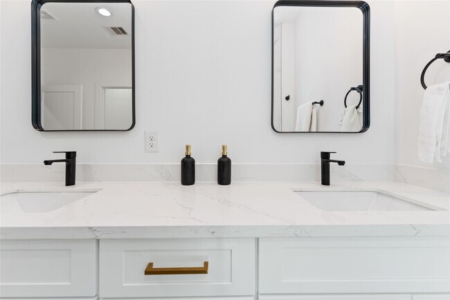 Photo - 3040 Webster St