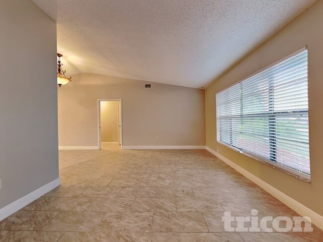 Photo - 488 Northview St