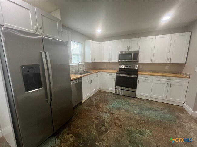 Photo - 661 W Austin St