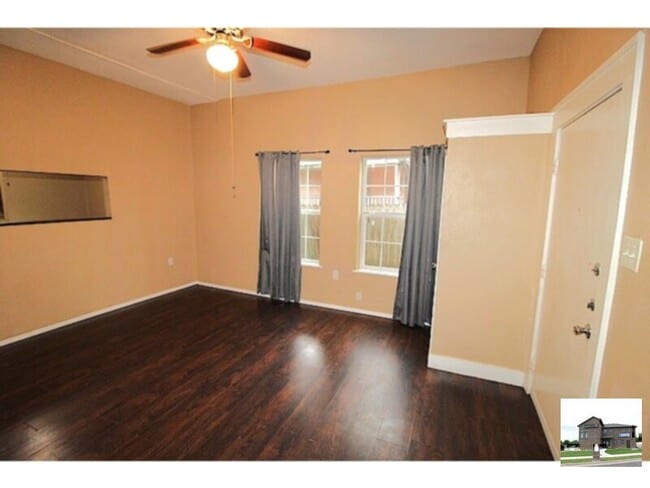 Photo - 207 S 6th St