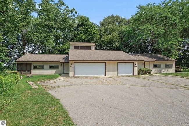 Building Photo - 981 Meadowbrook Dr