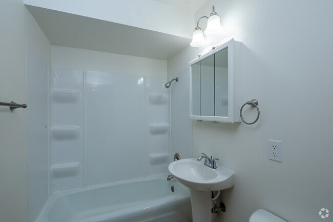2BR, 1BA - 870SF