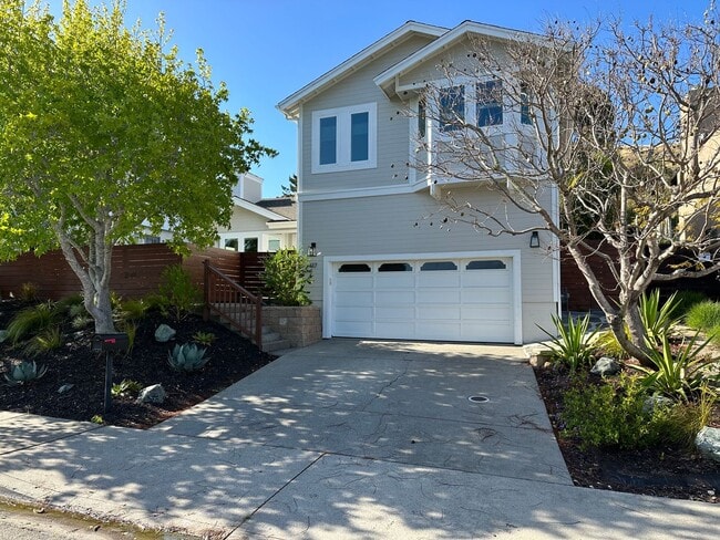Building Photo - Updated 3 bedroom 2.5 bath with yard