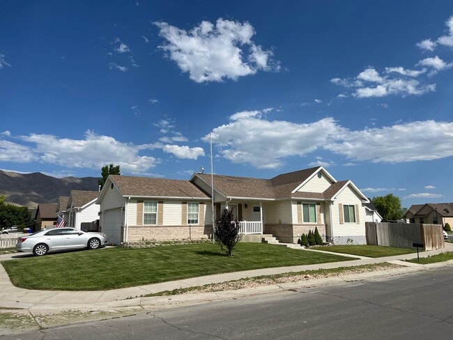 Building Photo - 3576 N Canary Way