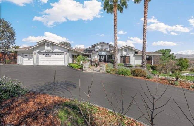 Building Photo - Luxury Golf Course Living in Ridgemark Country Club