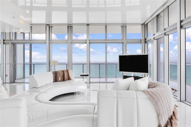Building Photo - 3737 Collins Ave Unit PH-1 Rental