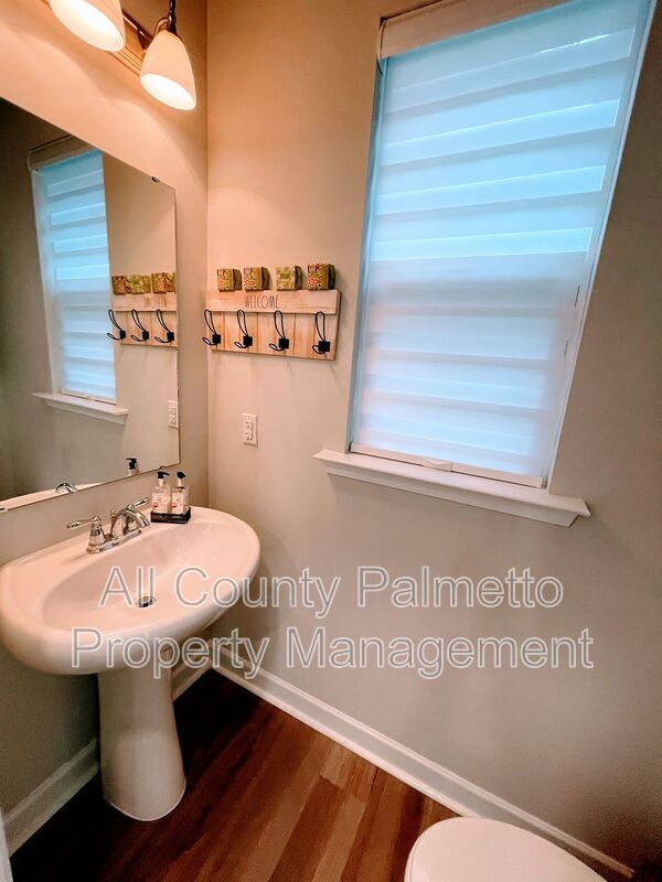 Photo - 577 McLernon Trce