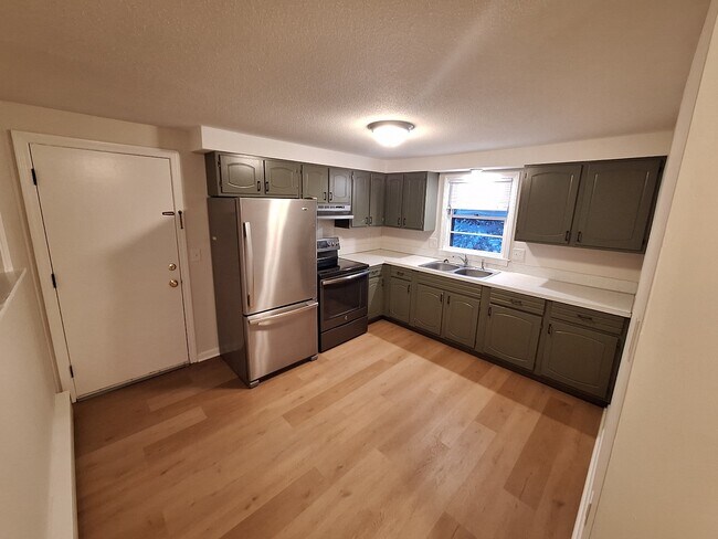 Building Photo - 204 Elm St