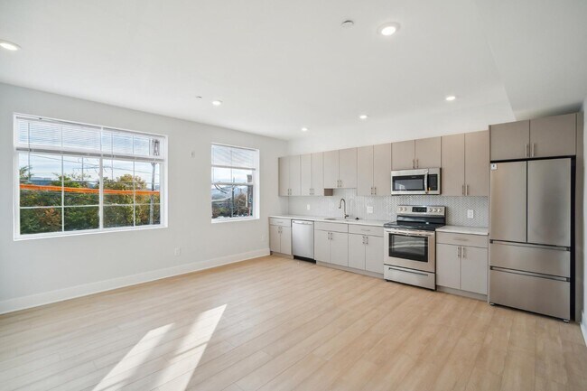 Building Photo - 646 N 32nd St