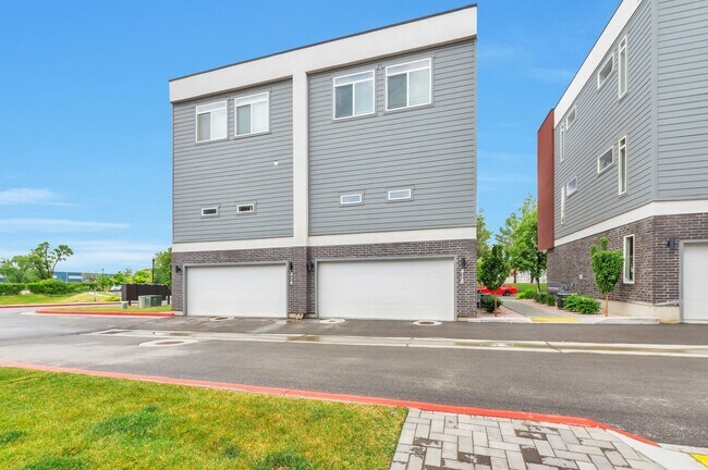 Modern End Unit townhouse w attached 2 car... - Modern End Unit townhouse w attached 2 car...
