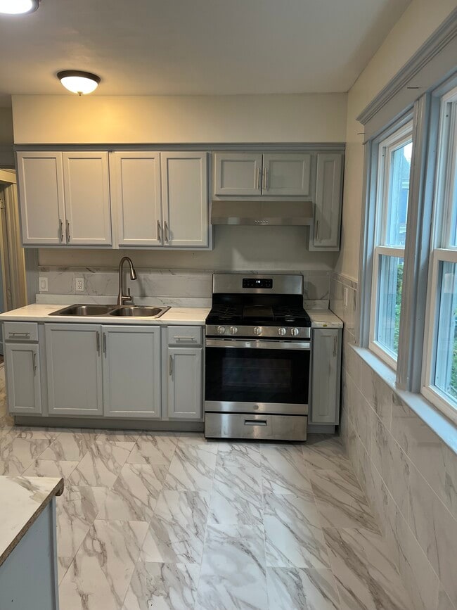 Building Photo - 125 Kensington Ave Unit Lower
