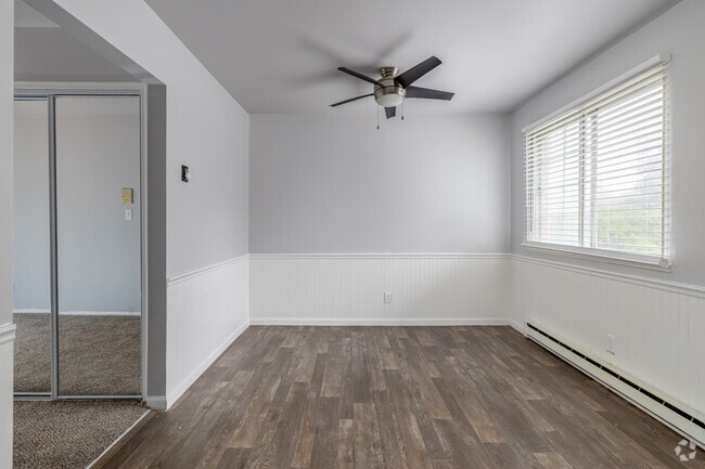 2BR, 1BA - 900SF - Dining Room - Mulberry Row Apartments