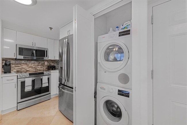 Photo - 540 Brickell Key Dr