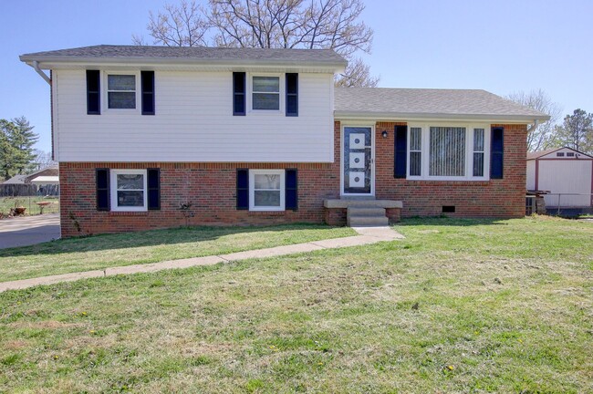 Building Photo - Four Bedroom with Bonus Room and a detache... Rental