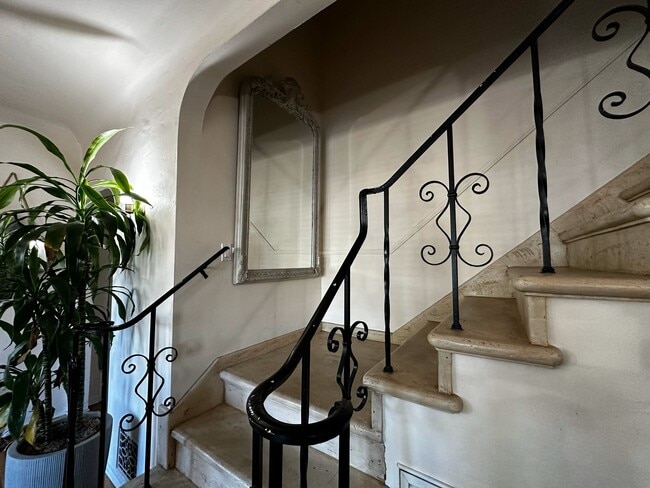 Photo - 9560 1/2 W Olympic Blvd