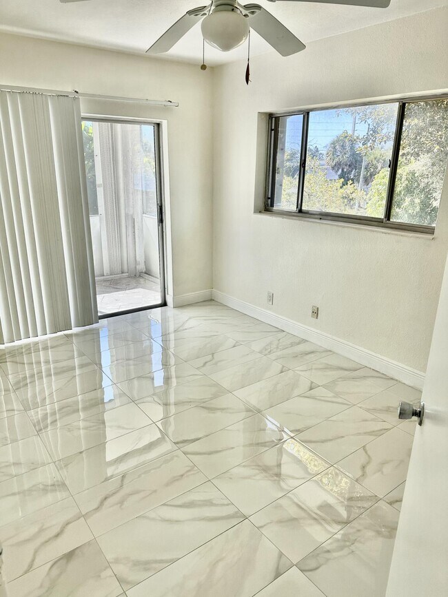 Photo - 2440 Lake Osborne Dr Unidad 201