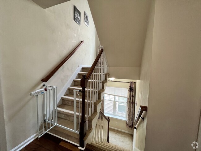 Building Photo - 3 bedroom home in sought after Whitaker Pl...