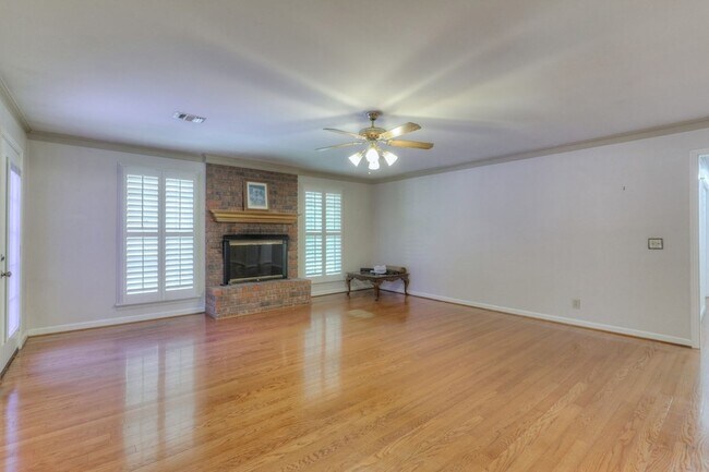 Photo - 2303 Friendship Dr