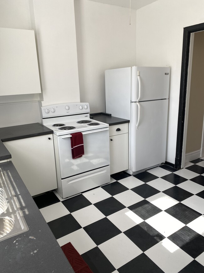 Photo - 826 E 2nd St