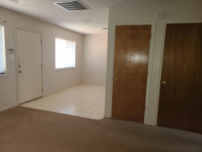 Building Photo - 1018 Lexington Cir Unit 5