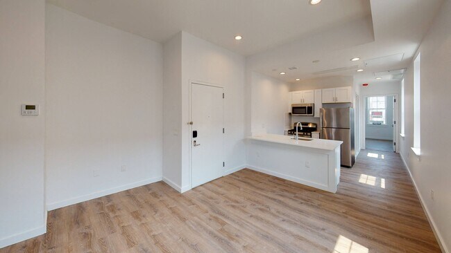 L Living - 3539 Kennedy Blvd