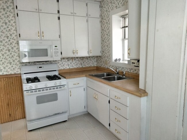Photo - Spacious 1 bedroom 1 bath on the Main Level of a 5 plex. Unit LEE #1