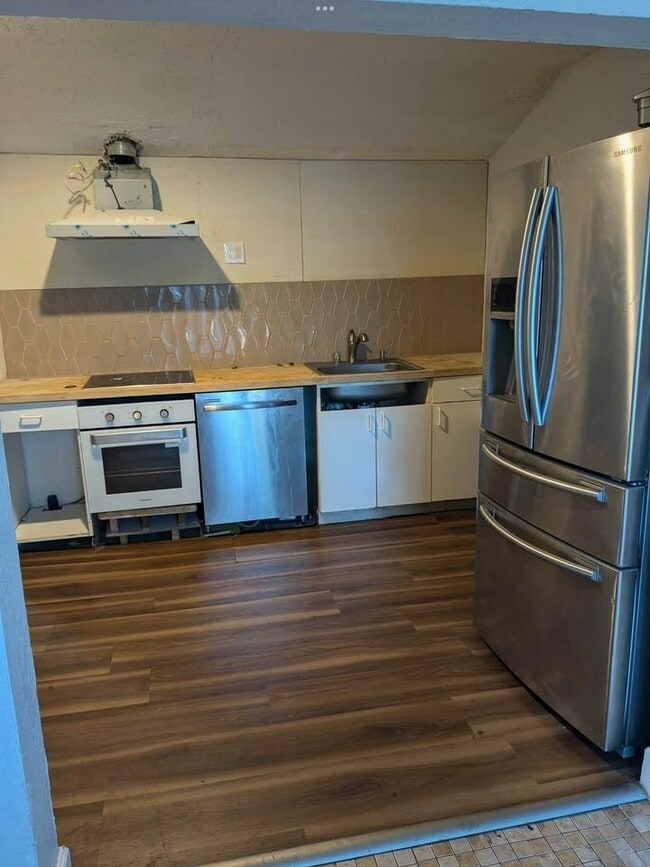 Photo - 605 NE 27th St