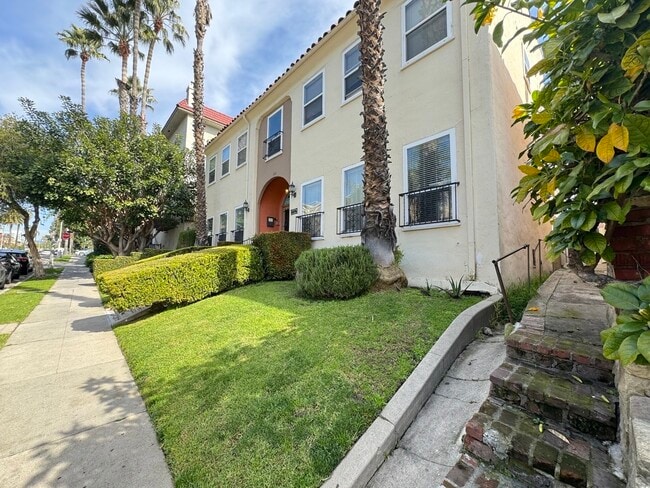 Photo - 211 S Manhattan Pl Unit 2