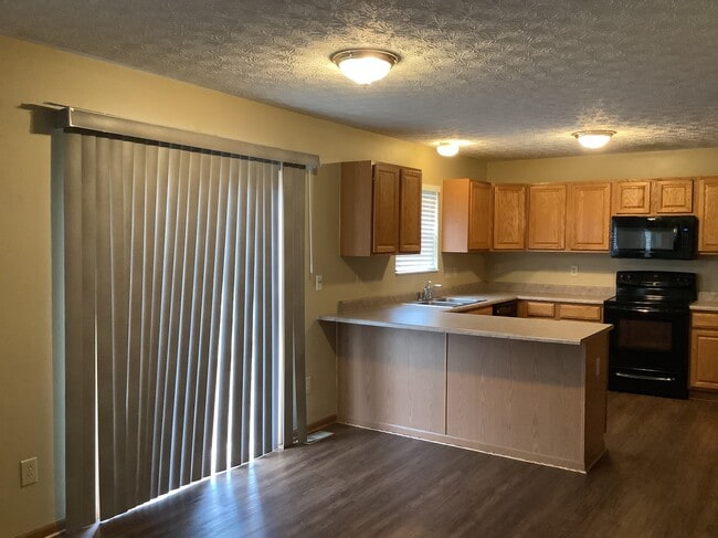 Photo - 452 Crestmoore Dr