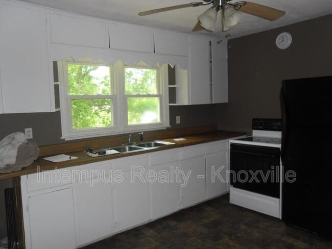 Photo - 805 Centeroak Dr