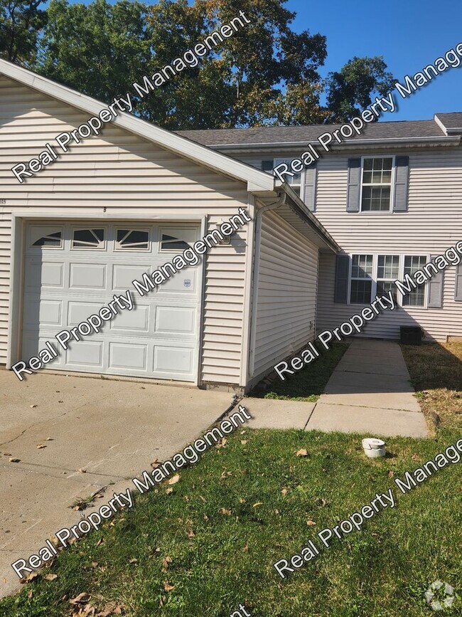 Building Photo - Two Bedroom Townhome